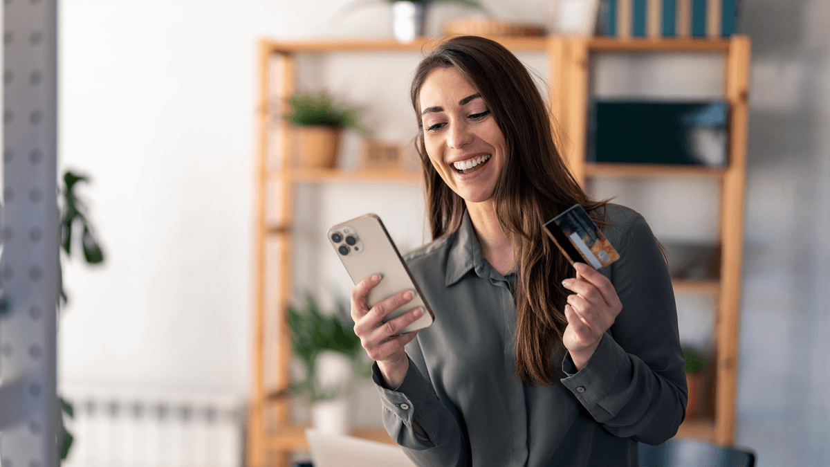 Interactive product comparison tool displaying side-by-side analysis of multiple products with detailed ratings, key features, pros and cons lists, and verified customer reviews to help users make informed decisions